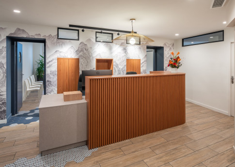 banque d'accueil , mobilier , sur mesure , bois , carrelage , renovation