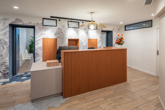 banque d'accueil , mobilier , sur mesure , bois , carrelage , renovation